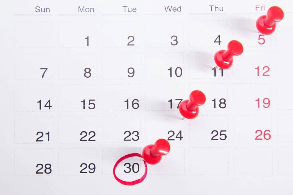 strategies-planification-haute-saison-commande-produits-italiens-2026.png Un calendrier avec des punaises plantées sur 4 dates différentes et un jour entouré en rouge