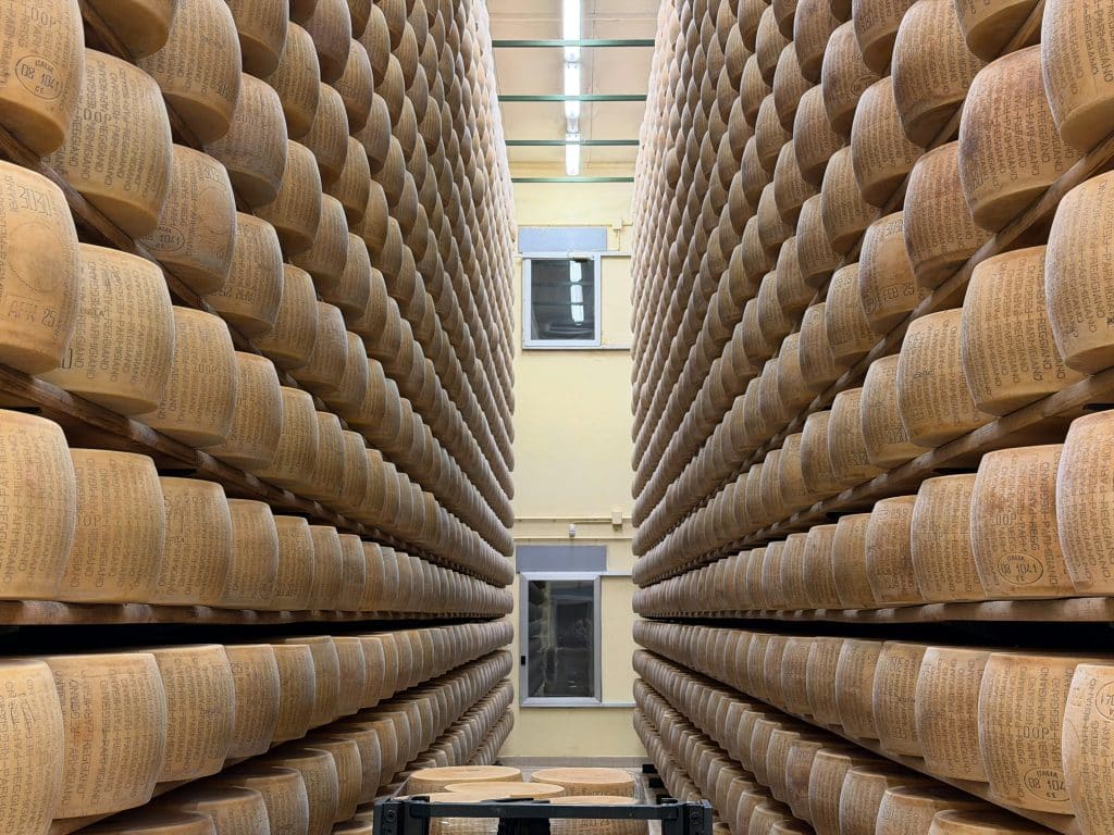 selection-fournisseurs-haute-saison-commande-produits-italiens.png Un entrepôt avec des tomes de parmesan en grande quantité